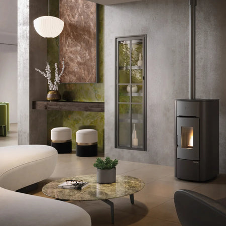 Extraflame beluefteter Pelletofen ANGELICA PLUS Schwarz Ambientebild | Klimaworld.com