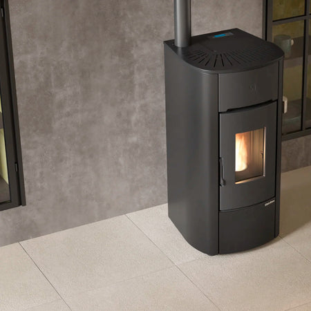 Extraflame beluefteter Pelletofen ANGELICA Schwarz Ambientebild | Klimaworld.com