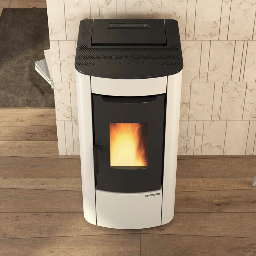 Extraflame beluefteter Pelletofen SABRY 5.0 EVO Elfenbein Ambientebild | Klimaworld.com