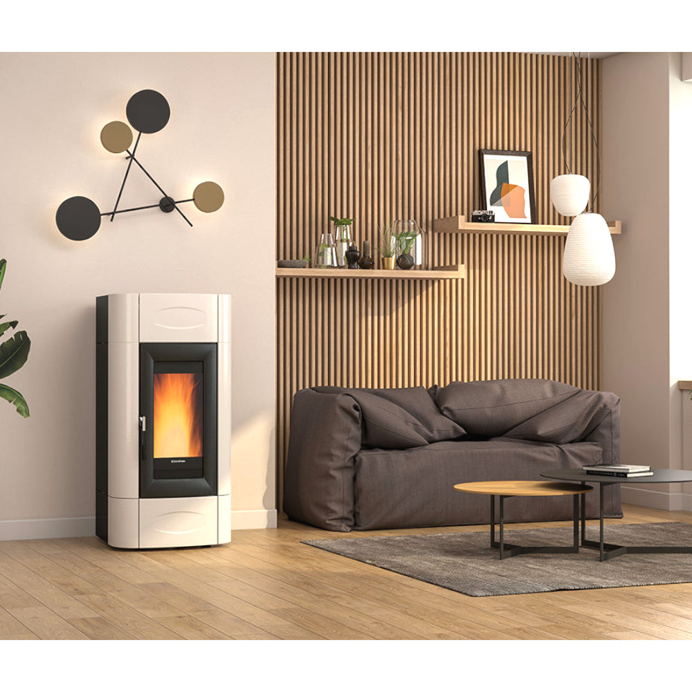 Extraflame belüfteter Pelletofen ISIDORA IDRO H23 5.0 Elfenbein Ambientebild | Klimaworld.com