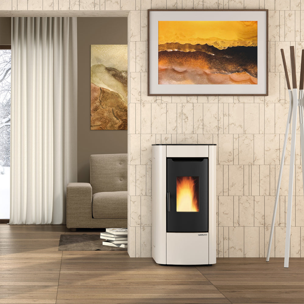 Extraflame beluefteter Pelletofen SABRY 5.0 EVO Elfenbein Ambientebild | Klimaworld.com