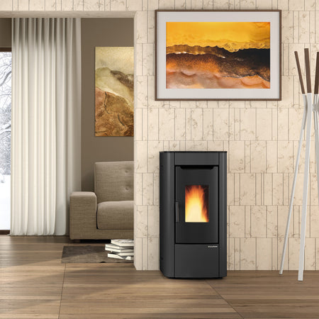 Extraflame beluefteter Pelletofen SABRY 5.0 EVO Graphitgrau Ambientebild | Klimaworld.com