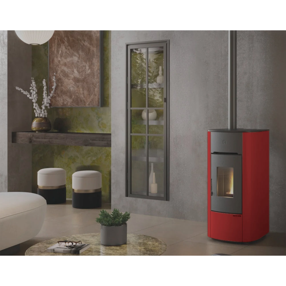 Extraflame beluefteter Pelletofen ANGELICA Bordeaux Ambientebild | Klimaworld.com
