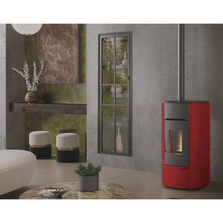 Extraflame beluefteter Pelletofen ANGELICA PLUS Bordeaux Ambientebild | Klimaworld.com