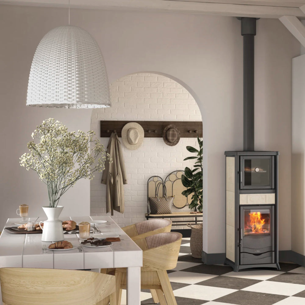 La Nordica Kaminofen Holzofen ROSSELLA PLUS FORNO 5.0 CERAMICA Ambientebild | Klimaworld.com