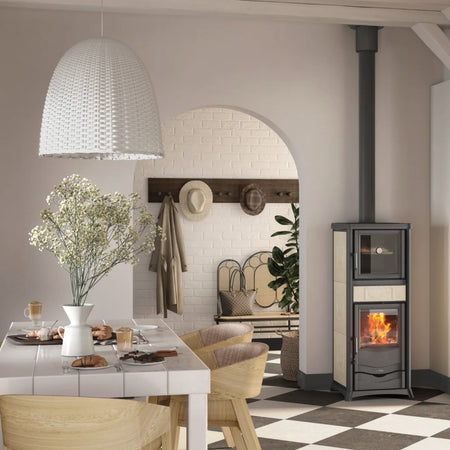 La Nordica Kaminofen Holzofen ROSSELLA PLUS FORNO 5.0 CERAMICA Ambientebild | Klimaworld.com