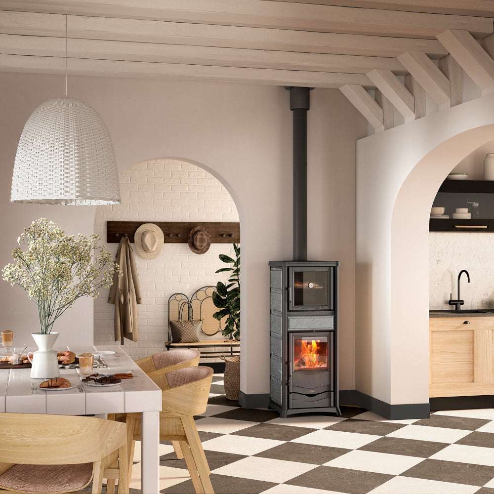 La Nordica Kaminofen Holzofen ROSSELLA PLUS FORNO 5.0 PETRA Ambientebild | Klimaworld.com