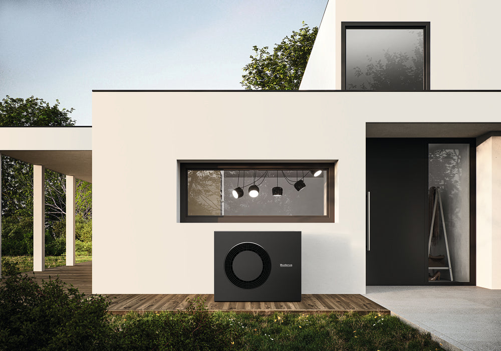 Buderus Waermepumpen Aussengeraet Logatherm M WLW186i-12 AR E W in Schwarz vor modernem Haus auf Holzterrasse | Klimaworld.com