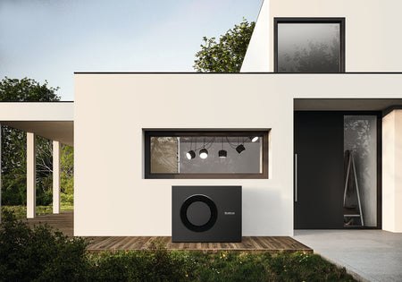Buderus Waermepumpen Aussengeraet Logatherm M WLW186i-12 AR E W in Schwarz vor modernem Haus auf Holzterrasse | Klimaworld.com