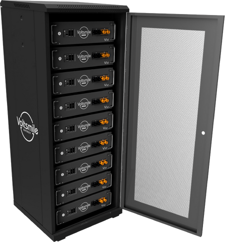 schwarzer Volsmile Batterieschrank, dargestellt mit Maximalanzahl von 9 Batterien und geoeffneter Tuer | Klimaworld.com