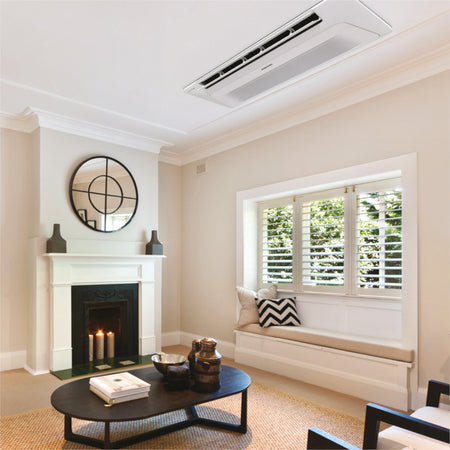 Ambientebild: Samsung WindFree 1-Wege-Deckenkassette in Weiss, montiert in hellem Wohnzimmer mit Kamin und Fensterbank | Klimaworld.com