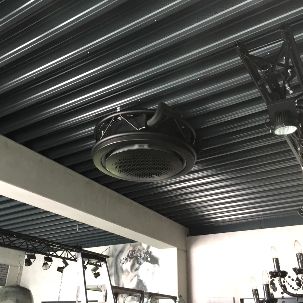 Samsung Klimaanlage 360°-Airflow-Deckenkassette WindFree Ambientebild: schwarzes Innengeraet montiert an dunkler Hallendecke mit Beleuchtung | Klimaworld.com