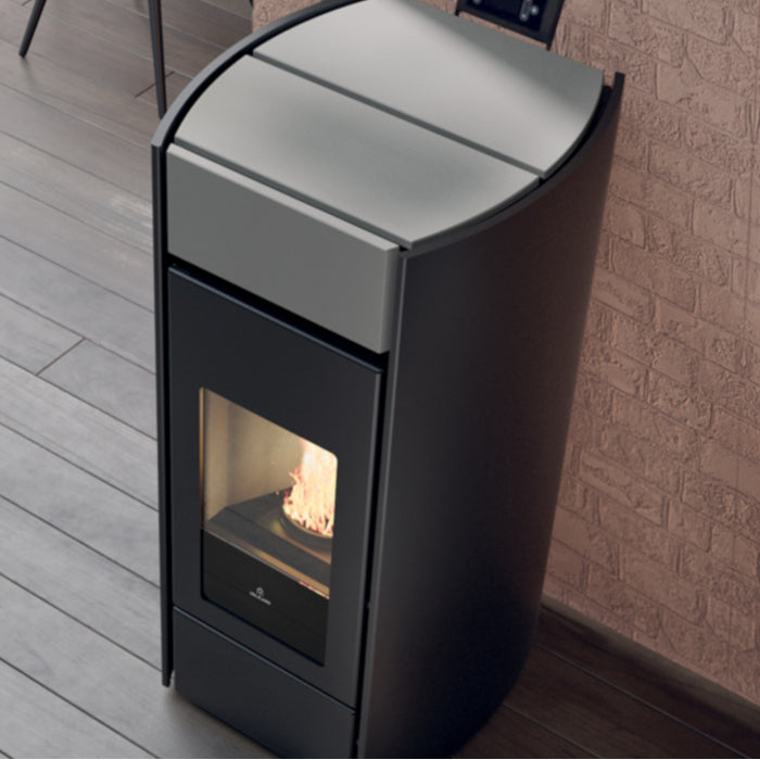 Edilkamin Pelletofen wasserführend Myrna H 15 Ambientebild grau