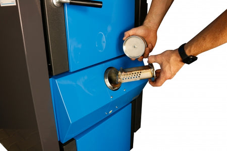 ATMOS DC25GSE Holzvergaserkessel mit ACD04 und Anzündautomatik mit 25 kW befüllen | Klimaworld.com