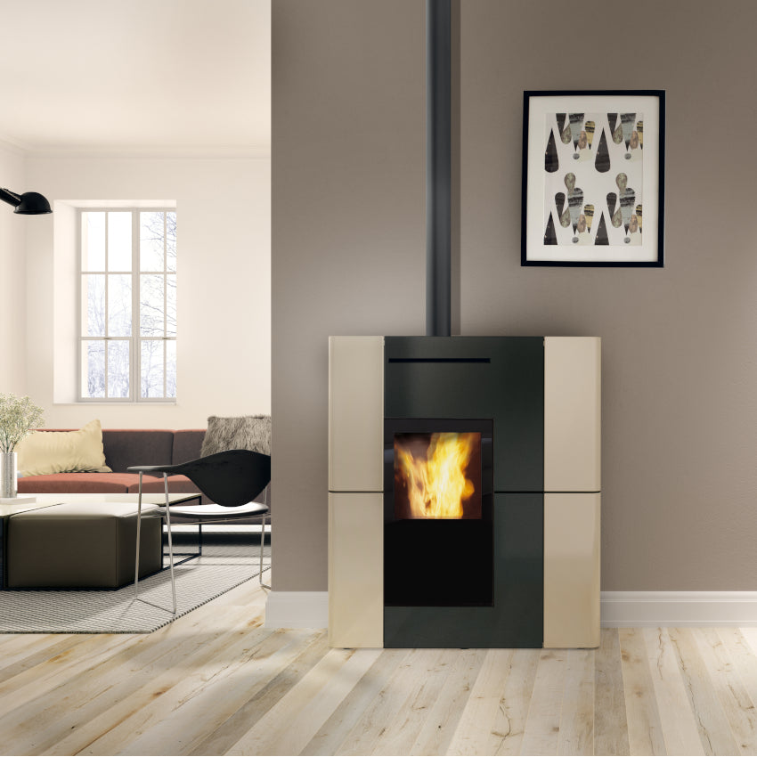 Edilkamin wasserfuehrender Kaminofen BLADE H 23 EVO, Keramik beige, Ambientebild Wohnzimmer | Klimaworld.com