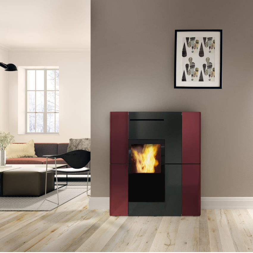 Edilkamin wasserfuehrender Kaminofen BLADE H 23 EVO, Keramik bordeaux, Ambientebild Wohnzimmer | Klimaworld.com