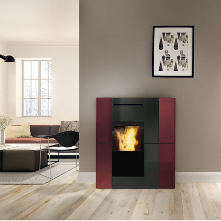 Edilkamin wasserfuehrender Kaminofen BLADE H 23 EVO, Keramik bordeaux, Ambientebild Wohnzimmer | Klimaworld.com