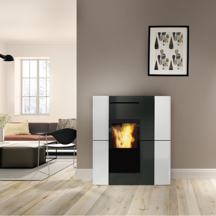 Edilkamin wasserfuehrender Kaminofen BLADE H 23 EVO, Keramik weiß, Ambientebild Wohnzimmer | Klimaworld.com