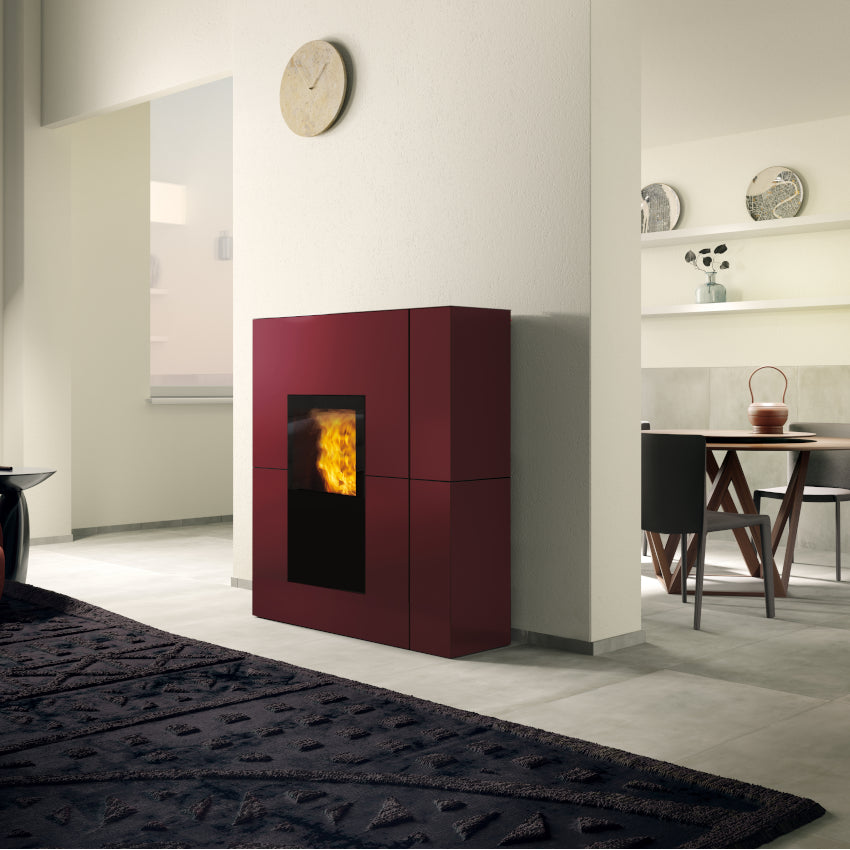 Edilkamin wasserfuehrender Kaminofen BLADE H 23 EVO, Stahl bordeaux, Ambientebild Wohnzimmer | Klimaworld.com