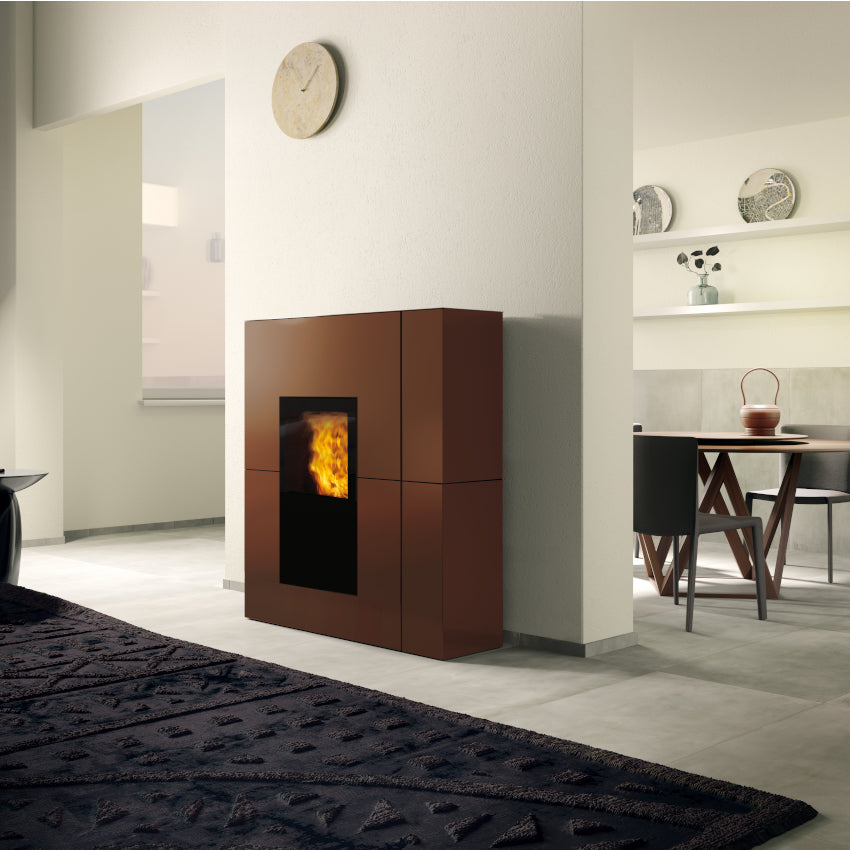 Edilkamin wasserfuehrender Kaminofen BLADE H 23 EVO, Stahl bronze, Ambientebild Wohnzimmer | Klimaworld.com