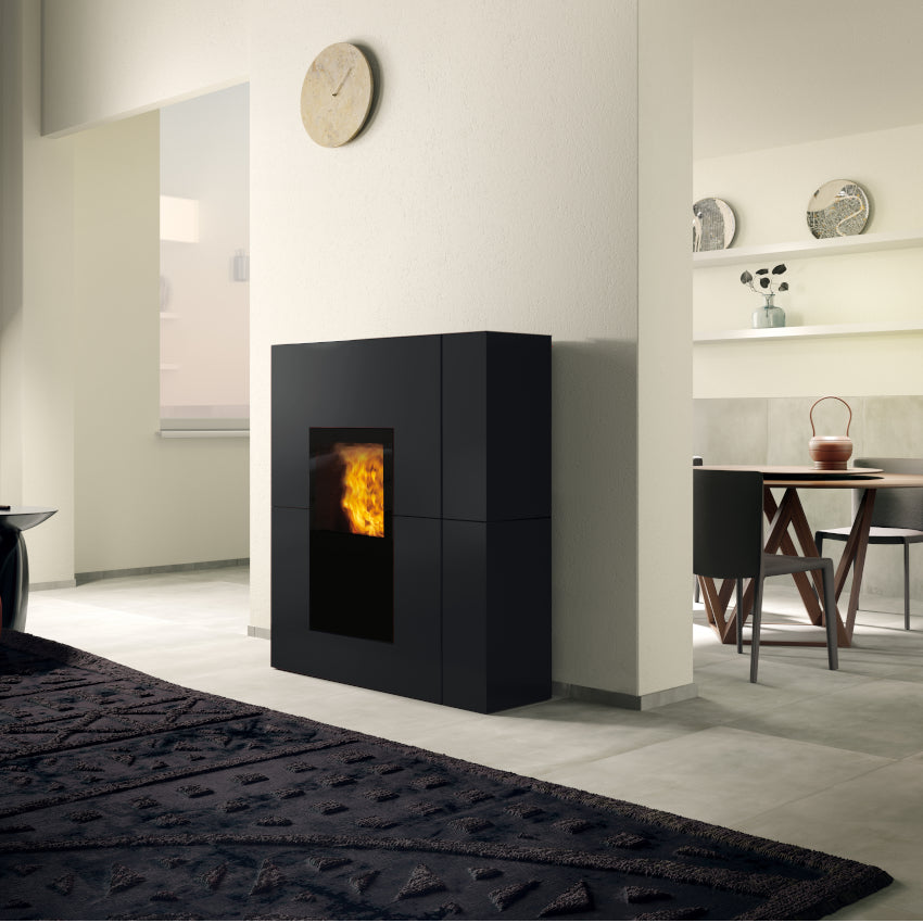 Edilkamin wasserfuehrender Kaminofen BLADE H 23 EVO, Stahl schwarz, Ambientebild Wohnzimmer | Klimaworld.com