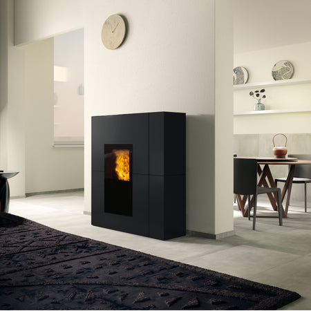 Edilkamin wasserfuehrender Kaminofen BLADE H 23 EVO, Stahl schwarz, Ambientebild Wohnzimmer | Klimaworld.com