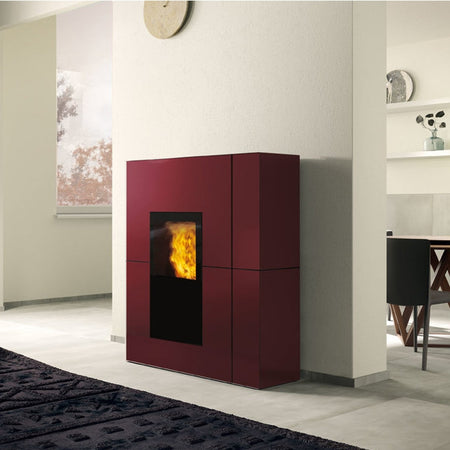 Edilkamin wasserführender Pelletofen Blade H22 Ambientebild bordeaux