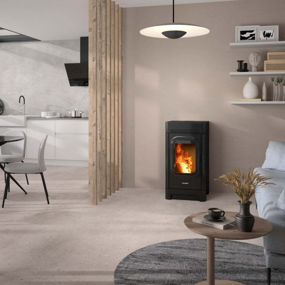 Schwarzer Pelletofen von Oranier im Ambientebild Wohn- und Esszimmer  | klimaworld.com