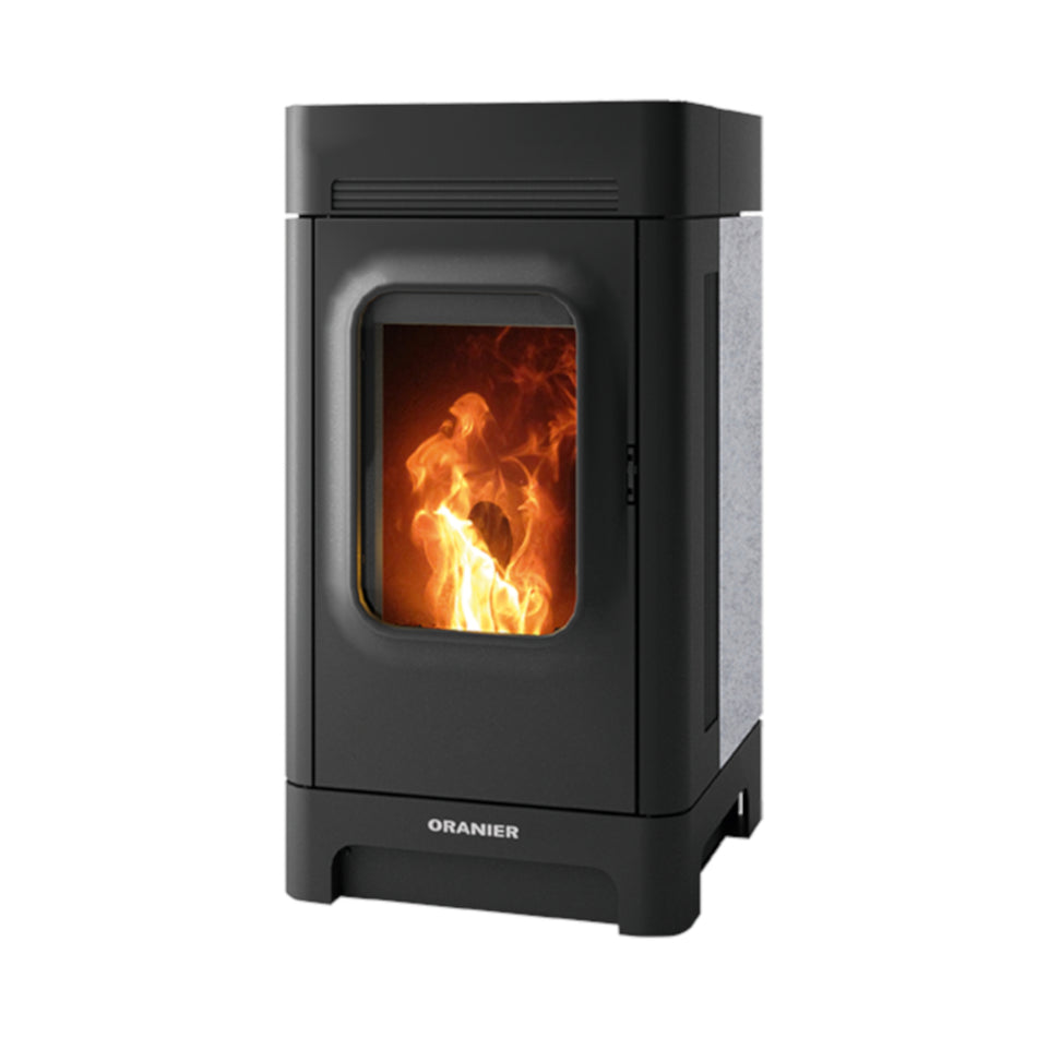 Schwarzer Pelletofen in kantiger Form von Oranier mit Seitenteilen aus Speckstein und Flammenbild | klimaworld.com