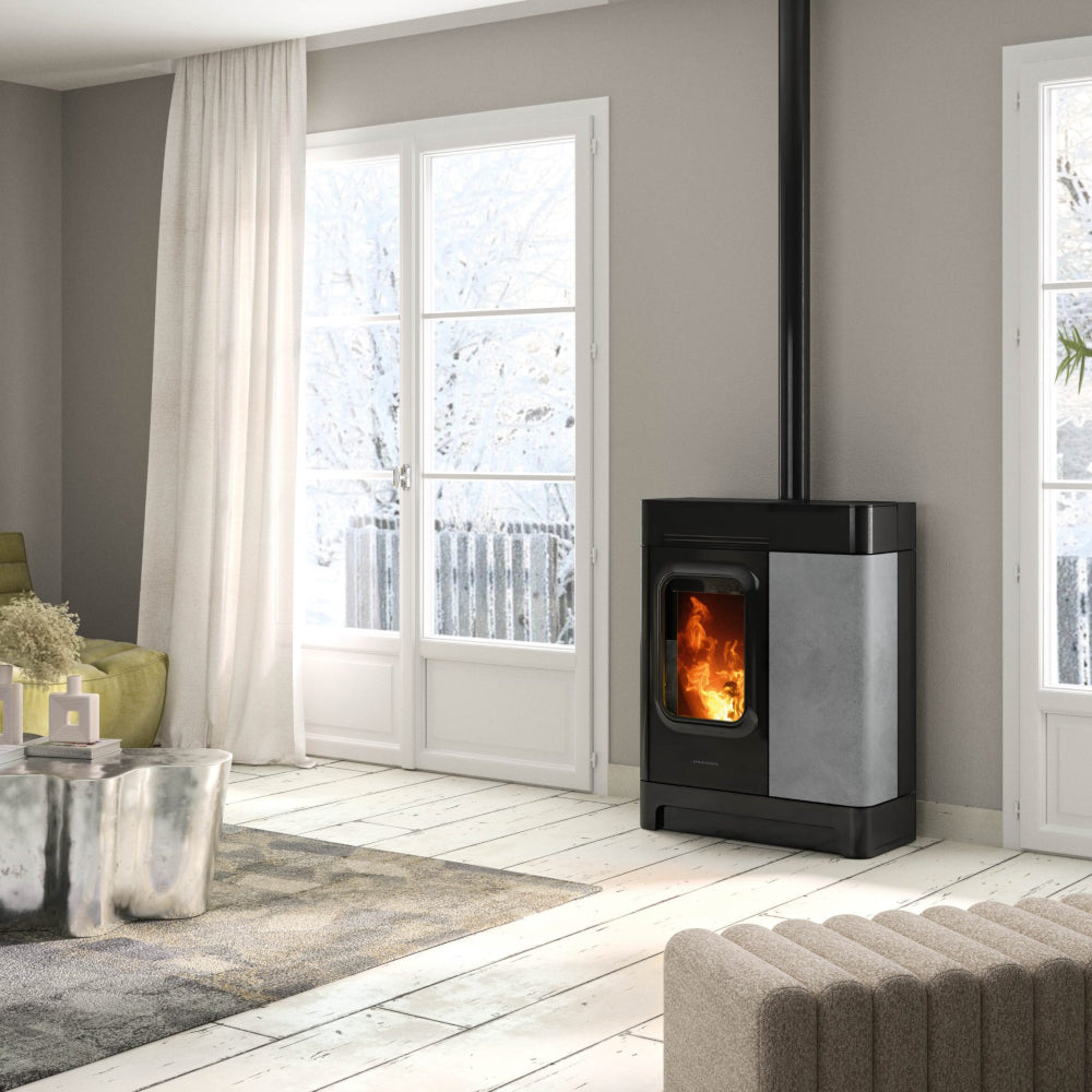 Schwarzer Pelletofen Calimo XL mit Specksteinverkleidung und Flammenbild im Wohnzimmerbeispiel | klimaworld.com