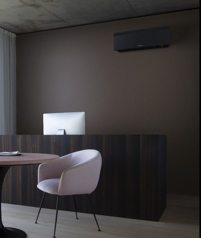 DAIKIN Emura inneneinheit in mattschwarz Ambientebild