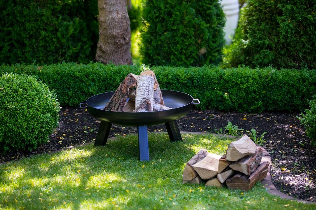 Gardener runde Feuerschale auf vier hohen Füßen TF-FS 106-1 aus Rohstahl // Klimaworld.com Ambientebild