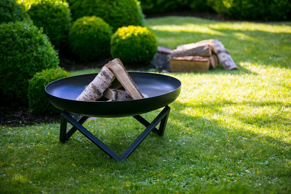 Gardener dekorative Feuerschale mit Zickzack-Beinen TF-FS 109-2 aus Rohstahl // Klimaworld.com Ambientebild