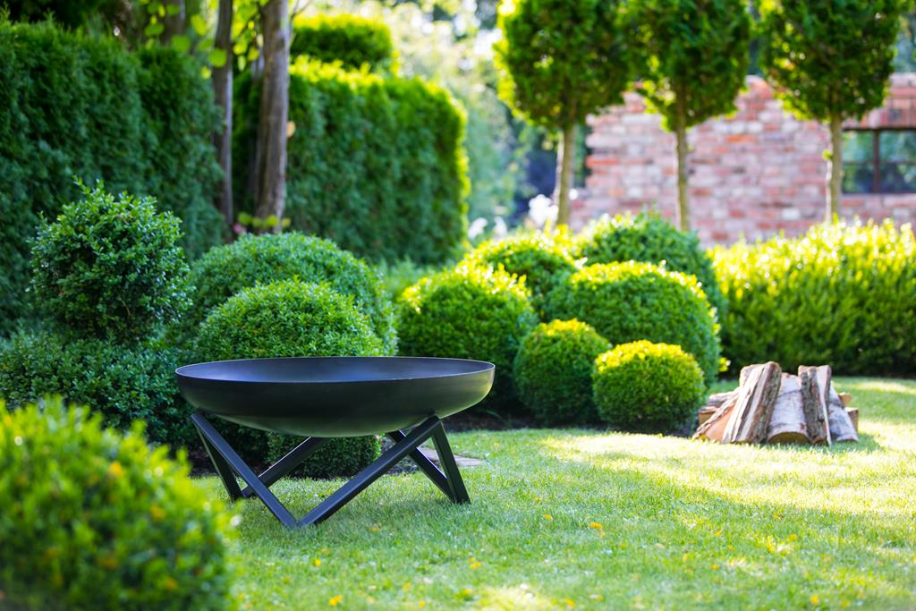 Gardener dekorative Feuerschale mit Zickzack-Beinen TF-FS 109-1 aus Rohstahl // Klimaworld.com Ambientebild