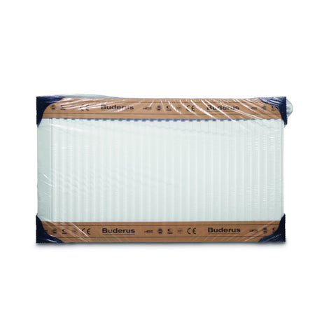 Frontansicht des profilierten Flachheizkoerpers in Folie und Kartonage verpackt mit Buderus Logo und CE Kennzeichnung | klimaworld.com