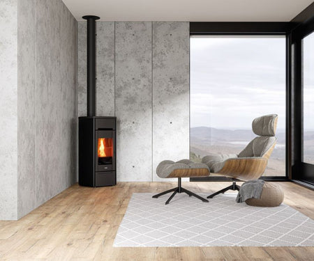 Kalor Pelletkamin Ermetica 98 Cast Round in schwarz Ambientebild | klimaworld.com