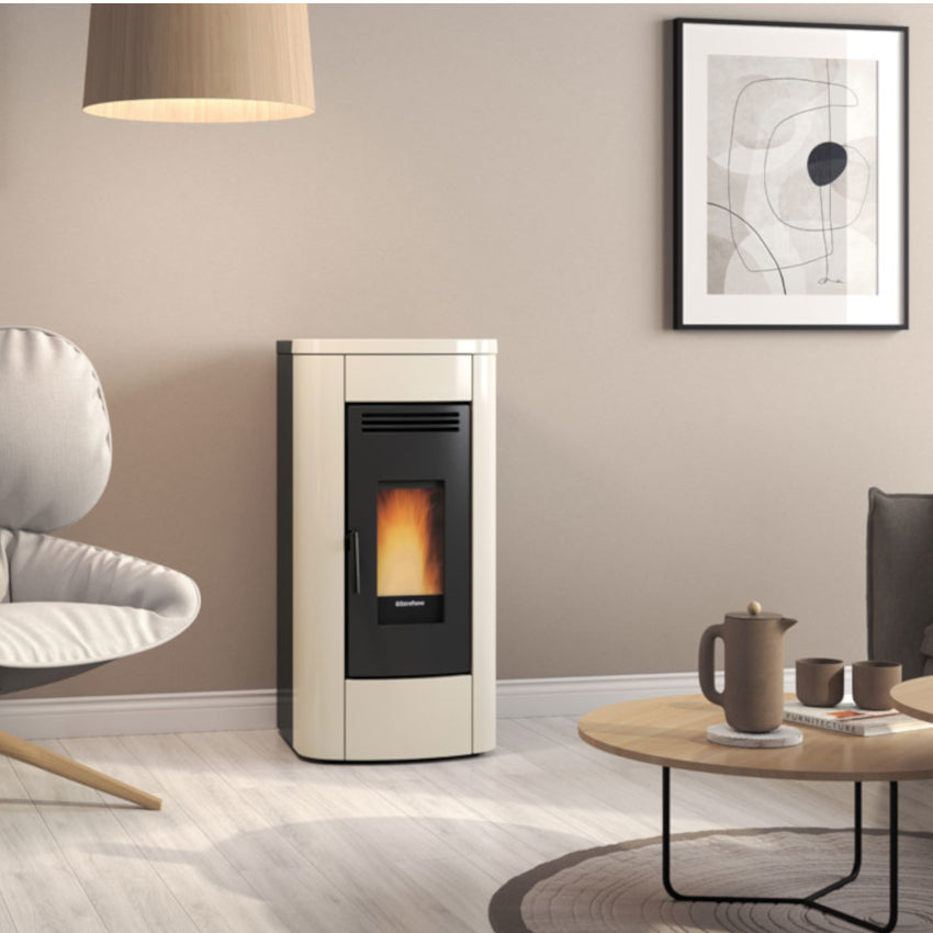 Extraflame Pelletofen Klaudia Plus in elfenbein | Ambientebild