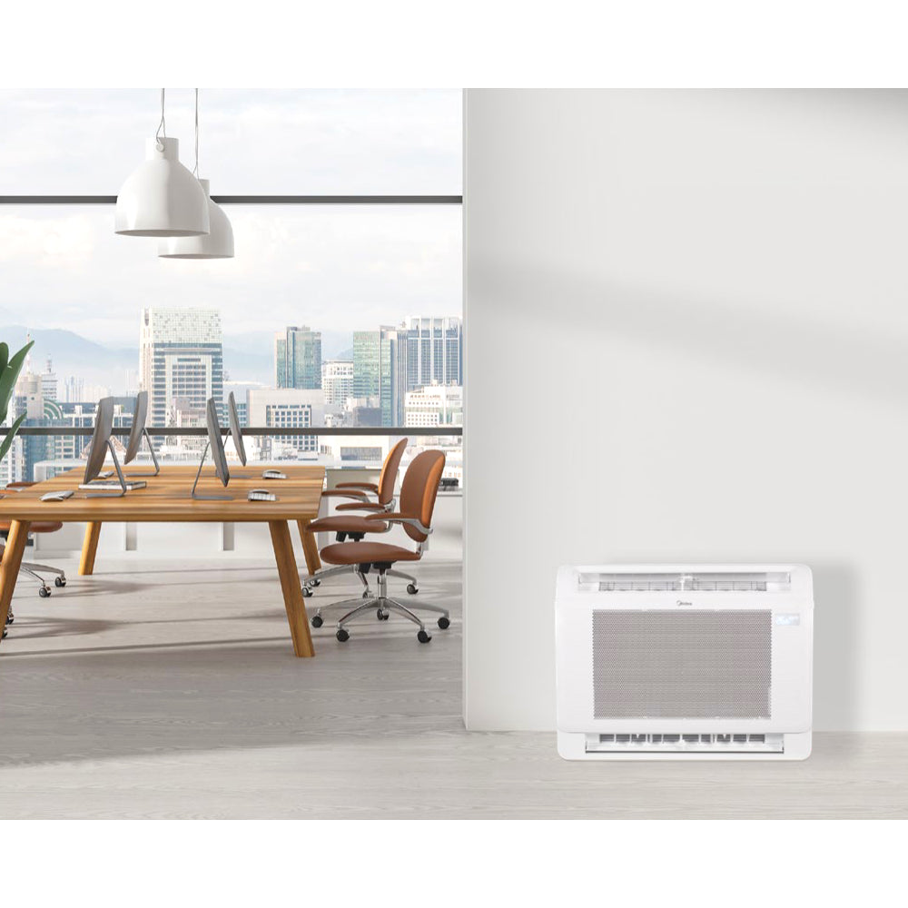 Weisses MIDEA Klimaanlagen Truhengeraet mit geoeffnetem Luftauslass in der Ambienteansicht | klimaworld.com