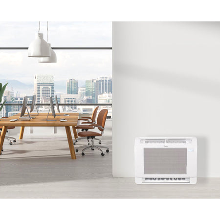 Weisses MIDEA Split Innengeraet in der Ambienteansicht Buero mit geoeffneten Luftauslaessen | klimaworld.com