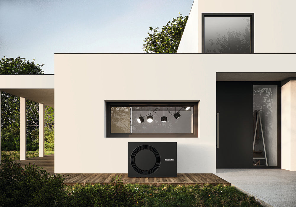 Buderus Waermepumpen Aussengeraet Logatherm M WLW186i-5 AR E in Schwarz vor modernem Haus auf Holzterrasse | Klimaworld.com