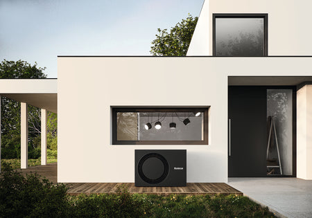 Buderus Waermepumpen Aussengeraet Logatherm M WLW186i-7 AR E in Schwarz vor modernem Haus auf Holzterrasse | Klimaworld.com
