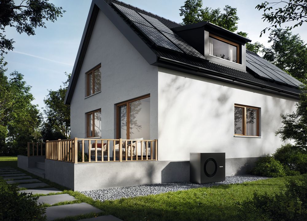 Buderus Waermepumpen Aussengeraet Logatherm M WLW186i-12 AR E W in Schwarz vor Einfamilienhaus mit Solardach | Klimaworld.com