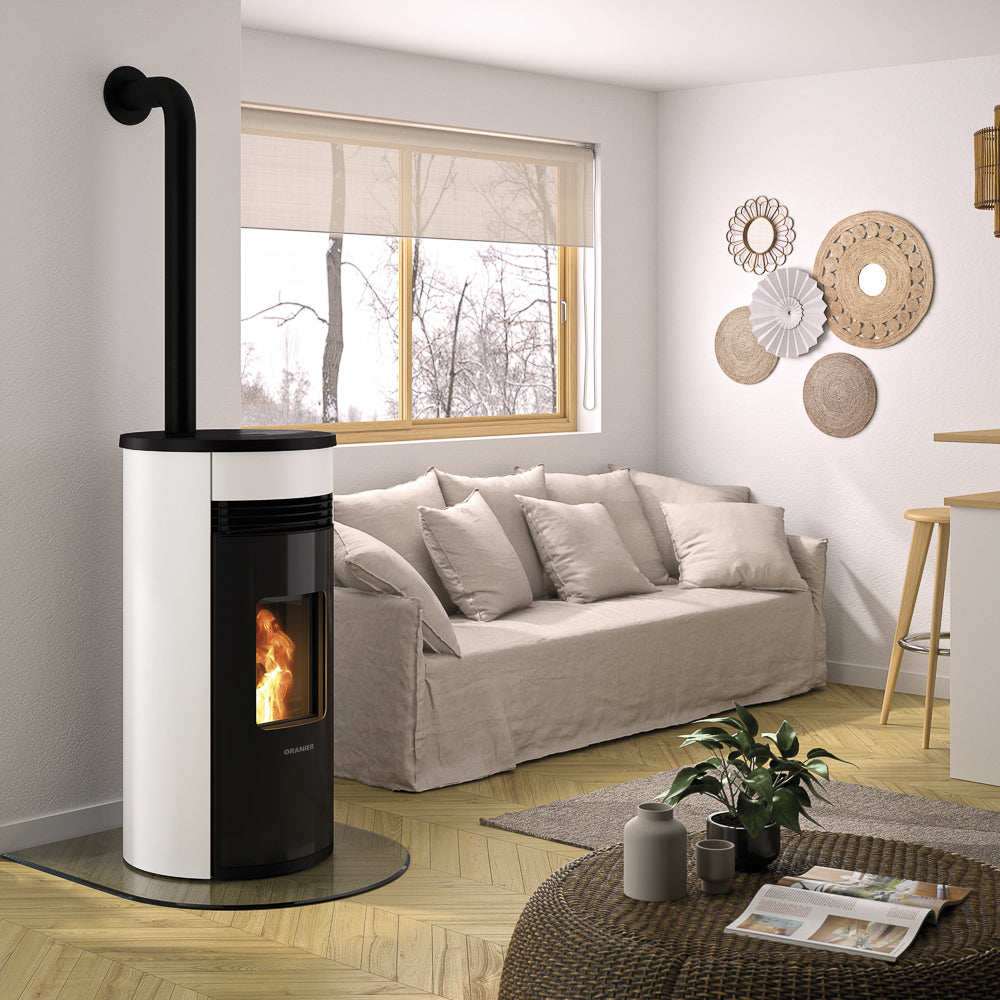 Moderner Pelletofen SANDO 60 von Oranier in der Raumansicht im gemuetlichen Wohntimmer, Modell in Seidenweiss | klimaworld.com
